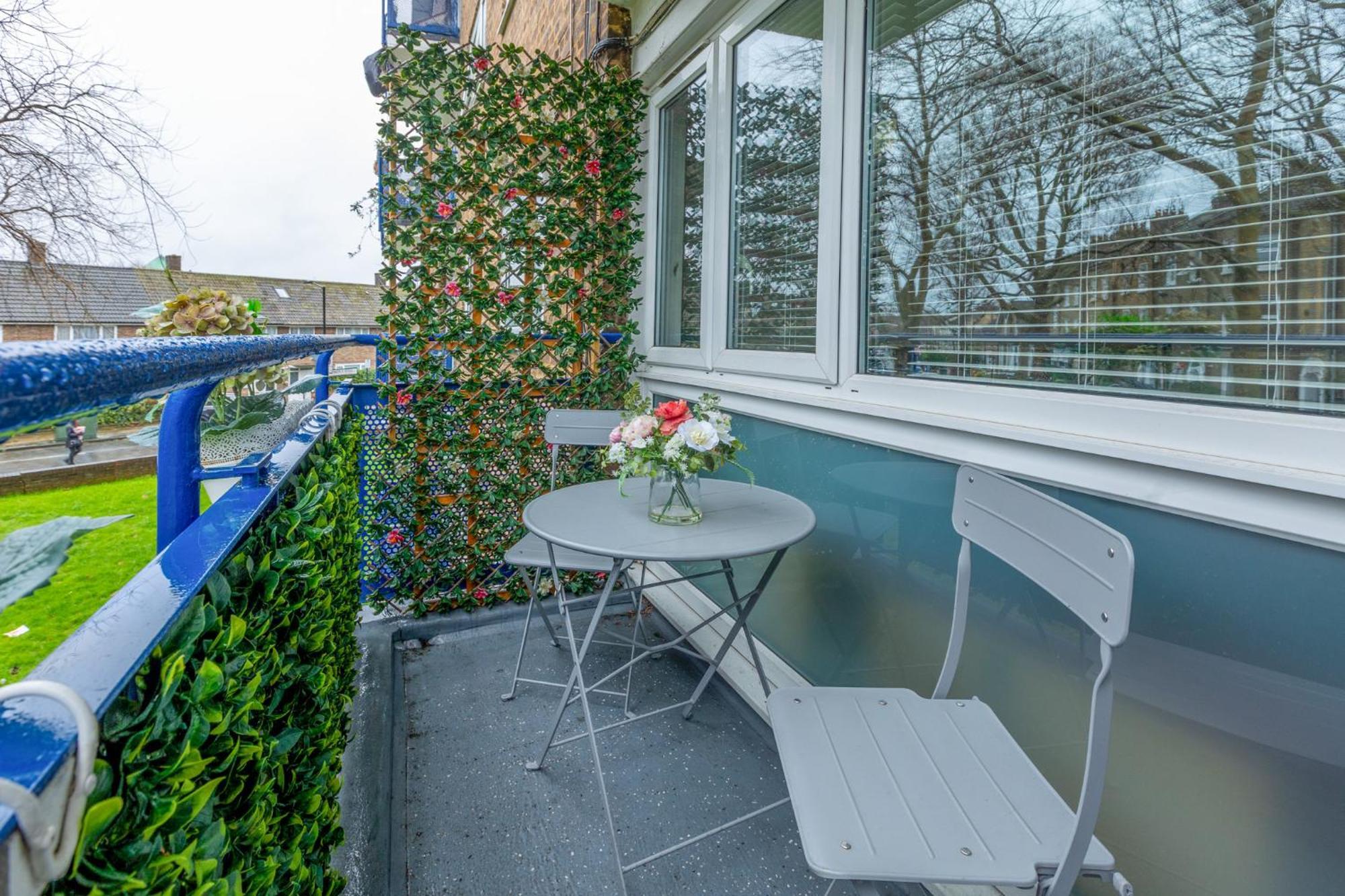 Apartment Newly Refurbished 2br Wbalcony In Vibrant Peckham