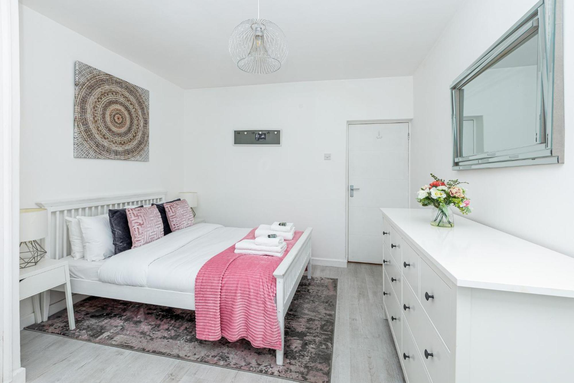 Newly Refurbished 2br Wbalcony In Vibrant Peckham Apartment *