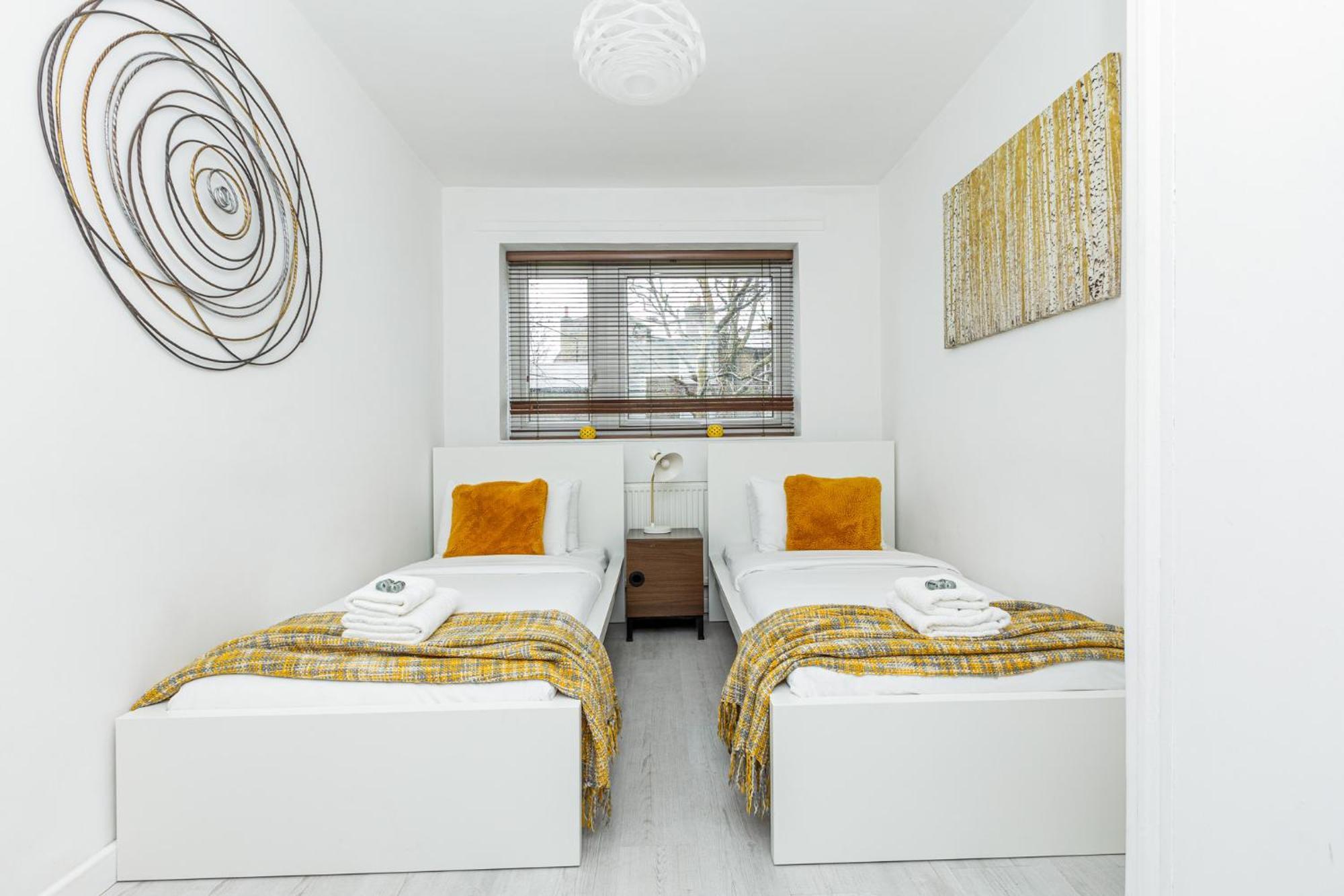 Newly Refurbished 2br Wbalcony In Vibrant Peckham Apartment