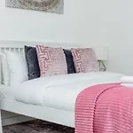 Newly Refurbished 2Br Wbalcony In Vibrant Peckham