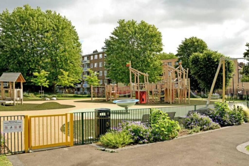 Newly Refurbished 2br Wbalcony In Vibrant Peckham Appartamento